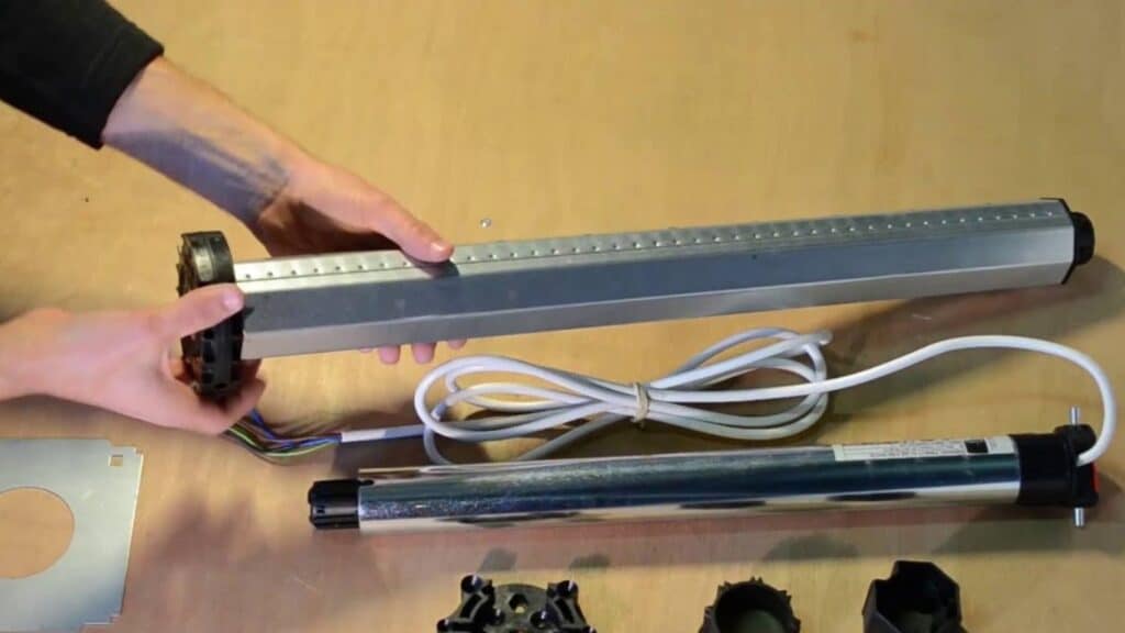 Assembler et fixer le caisson de volet roulant